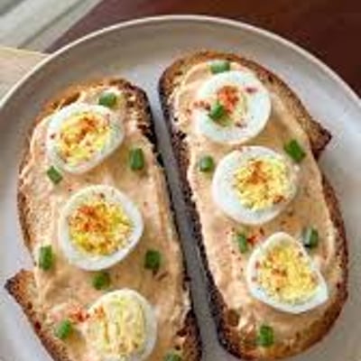 Spicy egg toastie